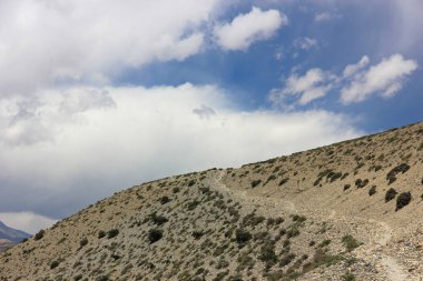 Dağın tepesindeki yol. Nepal Dağları