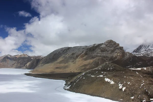 Lago ghiacciato sulle montagne del Nepal — Foto Stock