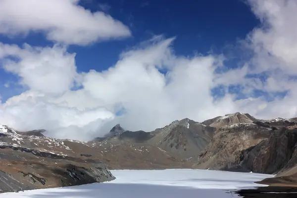 Lago congelado nas montanhas do Nepal — Fotografia de Stock