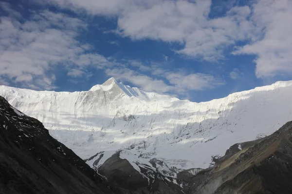 Montagne innevate contro il cielo blu. Montagne del Nepal — Foto Stock