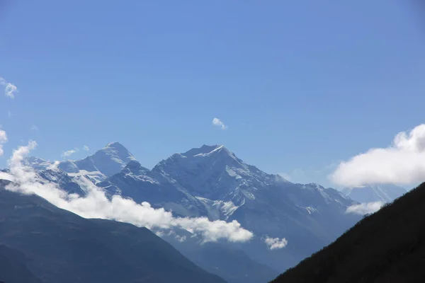Χιονισμένα βουνά στον γαλάζιο ουρανό. Βουνά του Νεπάλ — Φωτογραφία Αρχείου