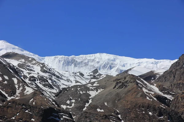 白云映衬着蓝天的雪山. 山区 — 图库照片