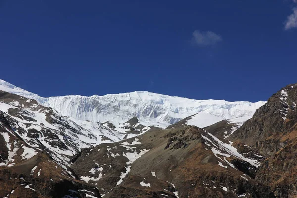 Zasněžené hory proti modré obloze. Nepálské hory — Stock fotografie