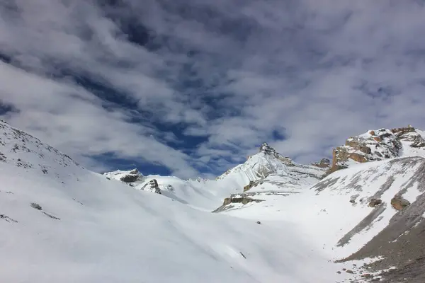 Montagne innevate contro il cielo blu con nuvole bianche. Montagna — Foto Stock