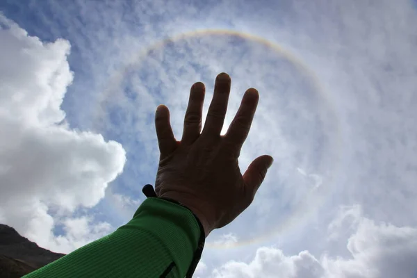 Güneşe dokunan el. Olağanüstü güzel güneş halesi fenomeni