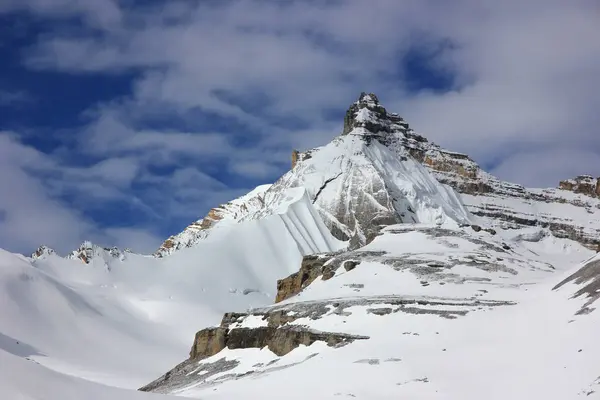 Montanhas nevadas contra o céu azul com nuvens brancas. Montanha — Fotografia de Stock