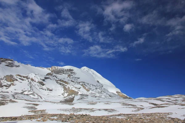 Montagne innevate contro il cielo blu con nuvole bianche. Montagna — Foto Stock