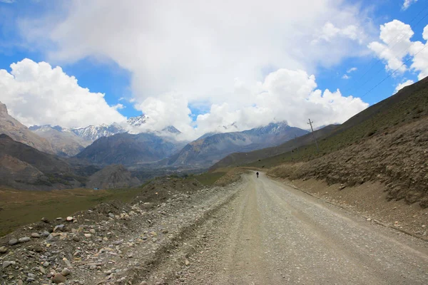 Camino de tierra en las montañas de Nepal sobre un fondo de cielo azul —  Fotos de Stock