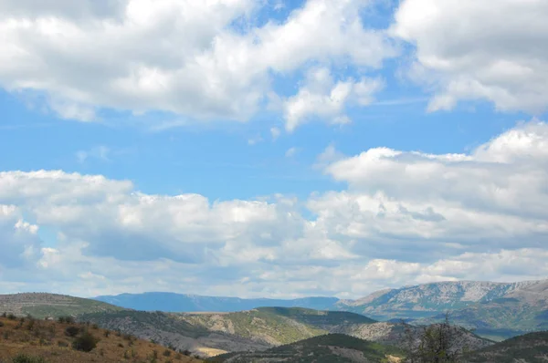 Hermosas nubes en un cielo azul en las montañas. Crimea mountai — Foto de Stock