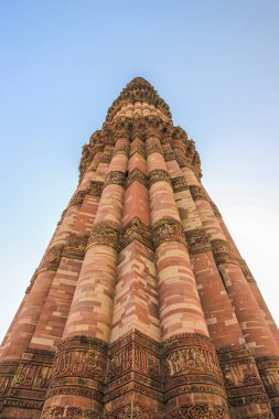 Kutub Minar Delhi 'deki dünyanın en uzun tuğla minaresi mavi gökyüzüne karşı.