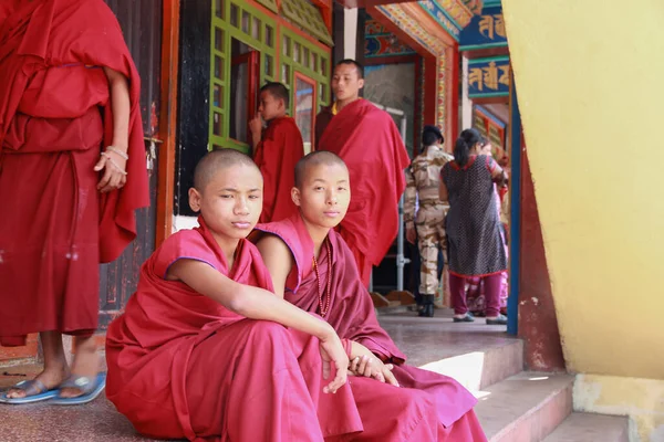 Budist Manastırında Kırmızı Elbiseli Keşişler Basamaklarda Oturmuş Kameraya Bakıyor Nisan — Stok fotoğraf