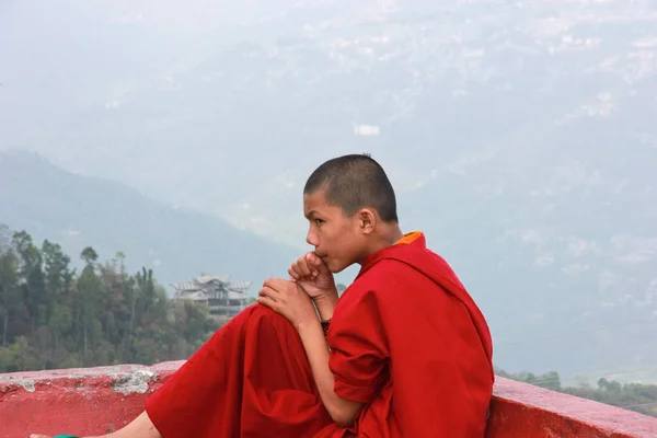 Mönchsjungen Roter Kleidung Einem Buddhistischen Kloster Vor Dem Hintergrund Der — Stockfoto