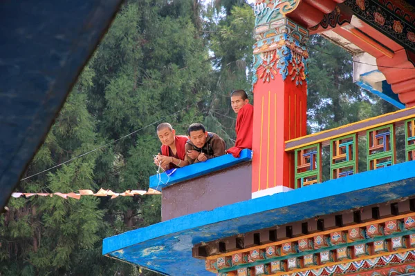 Pojkar Munkar Röda Kläder Ett Buddistiskt Kloster Balkongen Tittar Ner — Stockfoto