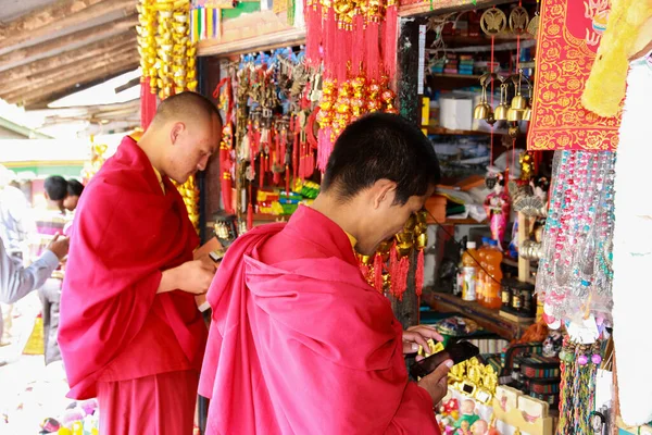 Garçons Moines Vêtements Rouges Dans Une Boutique Cadeaux Choisir Des — Photo