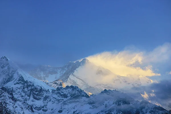 Schöne Schneebedeckte Berge Abend Bei Sonnenuntergang Licht Von Der Untergehenden — Stockfoto