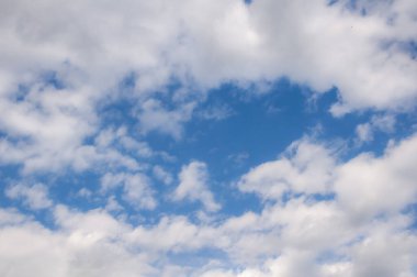 Mavi gökyüzünde beyaz bulutlar. Güzel doğal arkaplan.