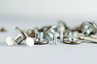 Jean kıyafetleri için metal vida düğmesi grubu.