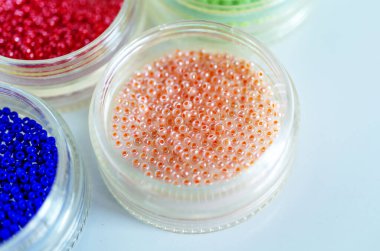 Farklı renkte tohum boncukları, mücevher üretimi..