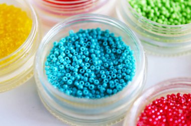 Farklı renkte tohum boncukları, mücevher üretimi..