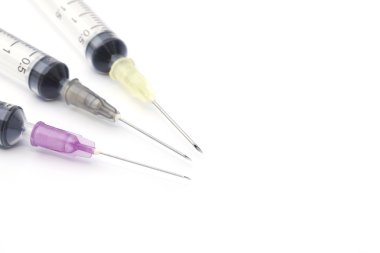 Beyaz arka plan üzerinde izole şırınga