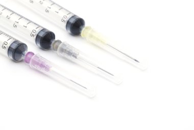 Beyaz backgorund izole şırınga
