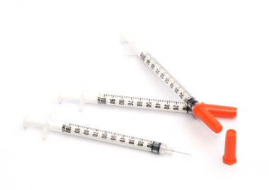 Beyaz backgorund izole şırınga