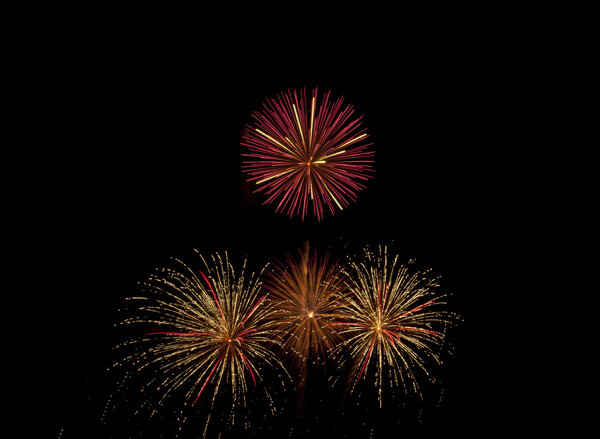 Фейерверки в новогоднюю ночь
