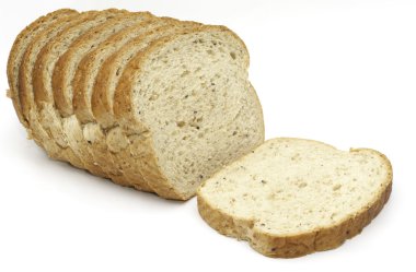 Beyaz arkaplanda izole edilmiş dilimlenmiş ekmek