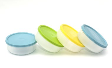 Beyaz arka plan üzerinde izole plastik bardak seti