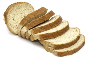 Beyaz arkaplanda izole edilmiş dilimlenmiş ekmek