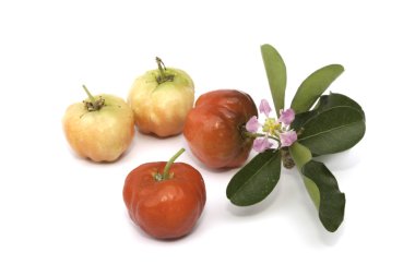 Beyaz arka plan üzerinde izole Acerola meyve