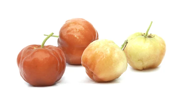 Owoce aceroli na białym tle na białym tle — Zdjęcie stockowe