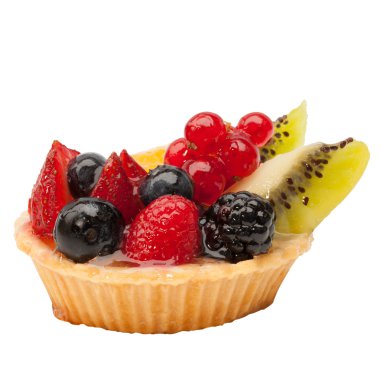 Beyaz arka plan üzerinde izole karışık meyve ile muhallebi pasta