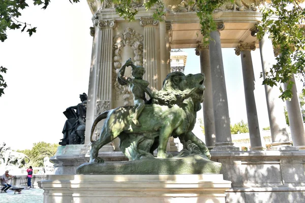 Leão Monumento Alfonso Xii Jardim Parque Retiro Madrid Espanha Europa — Fotografia de Stock