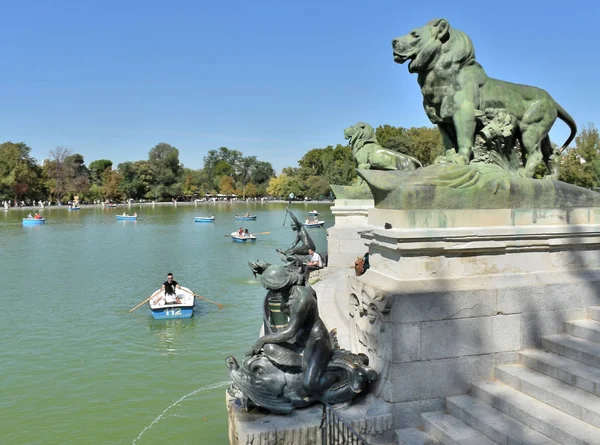 Leão Monumento Alfonso Xii Jardim Parque Retiro Madrid Espanha Europa — Fotografia de Stock