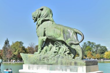 Madrid 'deki Retiro Park bahçesinde bir Alfonso Xii Anıtı' ndaki aslan. İspanya. Avrupa. 18 Eylül 2019