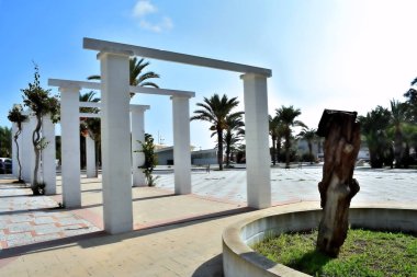 Alicante, Guardamar del Segura sahilindeki Reina Sofia Dunes Parkı girişindeki sütunlar. İspanya. Avrupa. 21 Eylül 2019