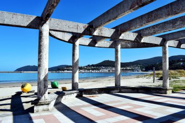 Viveiro, Lugo, Galiçya 'daki Covas plajında kemerler. İspanya. Avrupa. 21 Eylül 2019