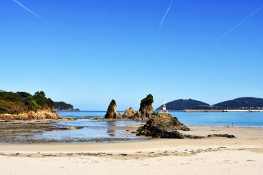 Os Castelos Seiramar sahilinde, Covas ile Sacido plajı arasında, Viveiro, Lugo, Galiçya 'da kayalar var. İspanya. Avrupa 21 Eylül 2019