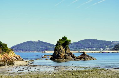 Os Castelos Seiramar sahilinde, Covas ile Sacido plajı arasında, Viveiro, Lugo, Galiçya 'da kayalar var. İspanya. Avrupa 21 Eylül 2019