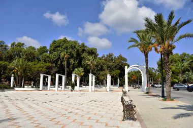 Alicante, Guardamar del Segura sahilindeki Reina Sofia Dunes Parkı girişindeki sütunlar. İspanya. Avrupa. 21 Eylül 2019