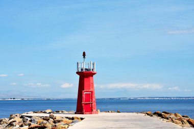 Gola del Segura 'daki kırmızı deniz feneri Guardamar del Segura nehri, Alicante. İspanya. Avrupa. 23 Eylül 2019