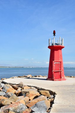 Gola del Segura 'daki kırmızı deniz feneri Guardamar del Segura nehri, Alicante. İspanya. Avrupa. 23 Eylül 2019