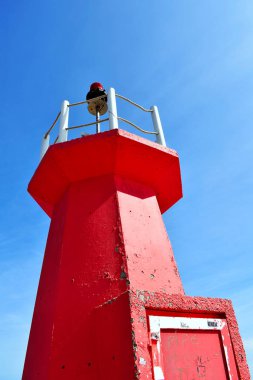 Gola del Segura 'daki kırmızı deniz feneri Guardamar del Segura nehri, Alicante. İspanya. Avrupa. 23 Eylül 2019