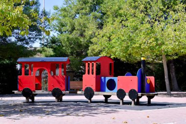 Torrevieja 'daki Jardin de las Naciones Parkı' nda oyun parkı. Alicante, Costa Blanca 'da. İspanya Avrupa. 25 Eylül 2019