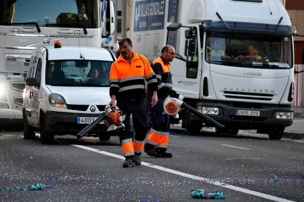 Cadiz Karnavalı 'nın peşindeki temizlikçiler, Endülüs. İspanya. Avrupa. 23 Şubat 2020