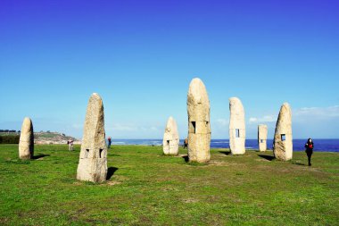 Galiçya, La Corua 'daki Herkül Kulesi Heykel Parkı' nın Menhirs 'i. İspanya. Avrupa. 9 Ekim 2019