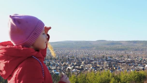 Barnet Tittar Fjärran Vid Horisonten Och Beundrar Den Vackra Utsikten — Stockvideo