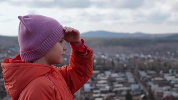 Niño Mira Distancia Horizonte Admira Hermosa Vista Respira Aire Fresco — Vídeos de Stock