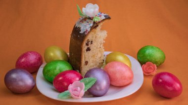 Masaya serilmiş güzel Paskalya yumurtaları